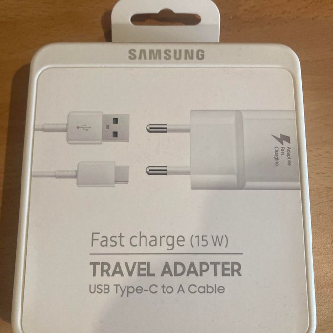 chargeur et câble type-c blanc