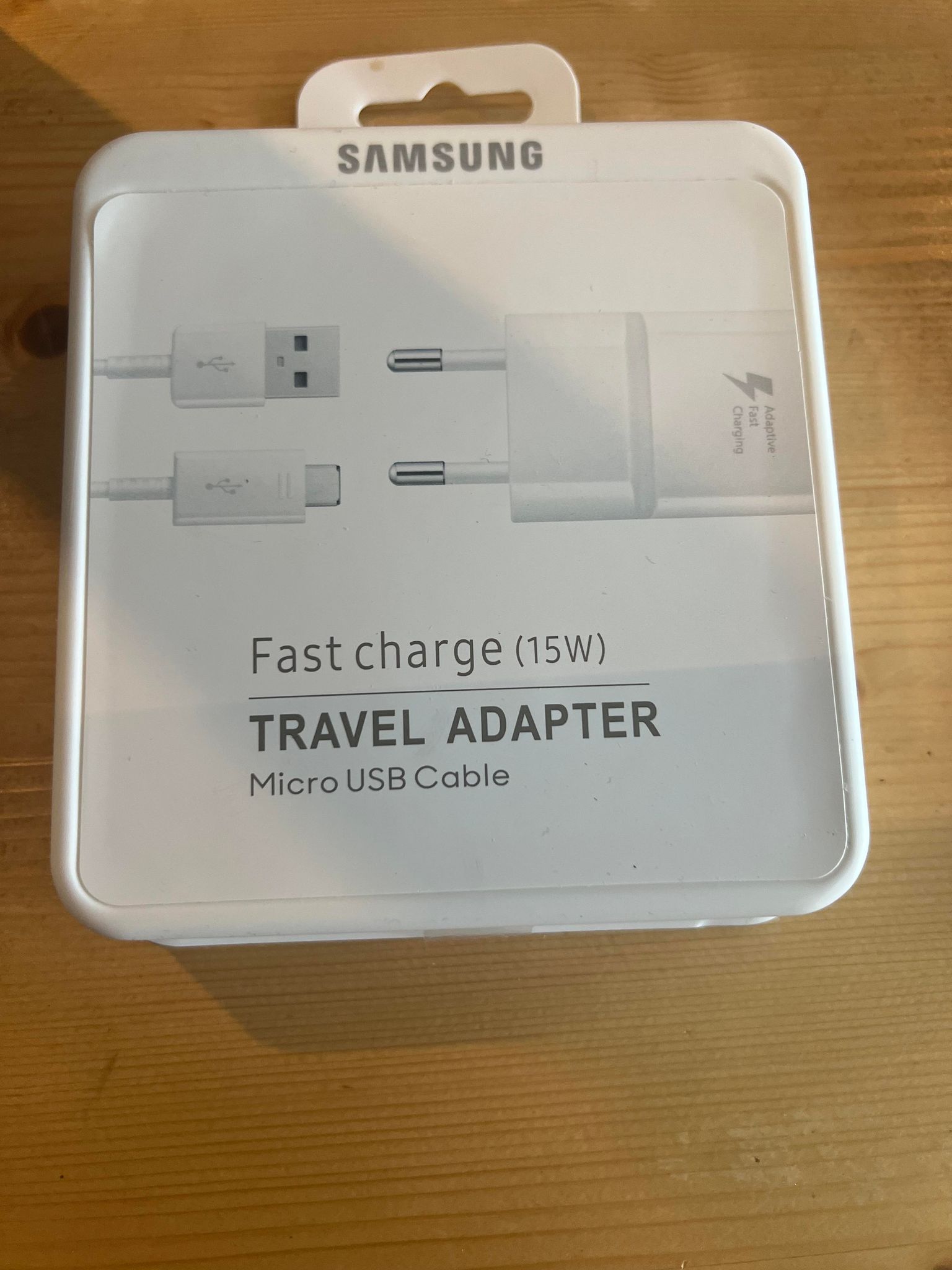 chargeur avec son câble micro USB 