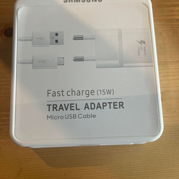 chargeur avec son câble micro USB 